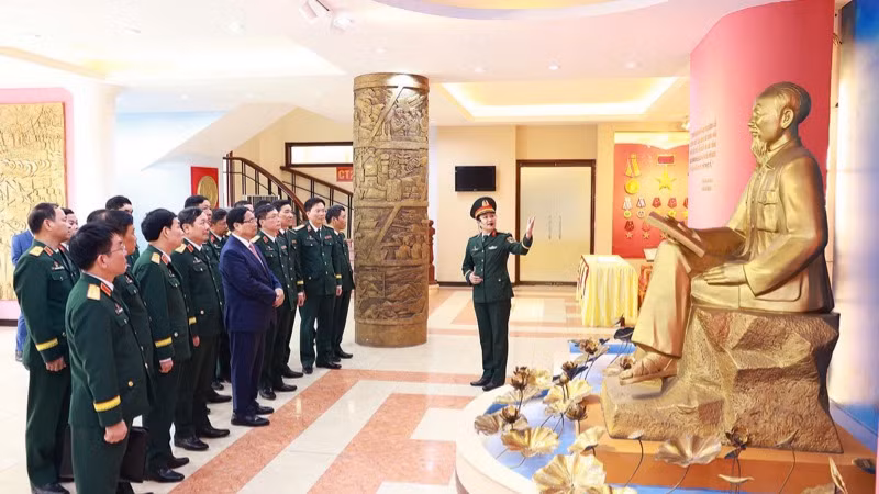 Thủ tướng Phạm Minh Chính thăm Phòng truyền thống của Học viện Kỹ thuật Quân sự. (Ảnh: TRẦN HẢI)