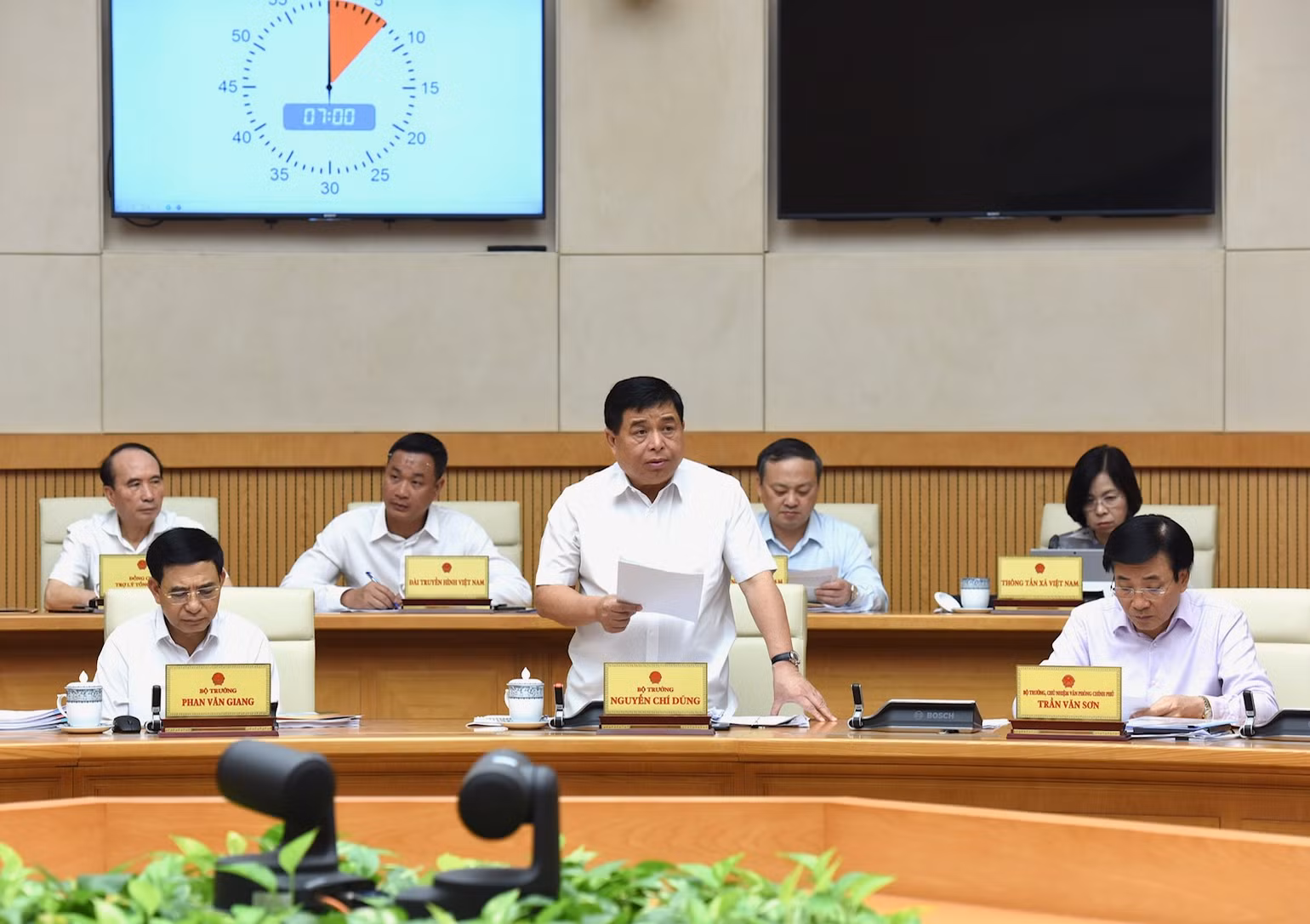 Bộ trưởng Kế hoạch và Đầu tư Nguyễn Chí Dũng báo cáo tại phiên họp. (Ảnh: Trần Hải)