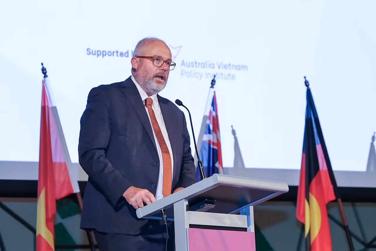 Đồng Bộ trưởng Sản xuất và Thương mại Australia Tim Ayres phát biểu ý kiến tại Diễn đàn (Ảnh: Nhật Bắc). Đồng Bộ trưởng Sản xuất và Thương mại Australia Tim Ayres phát biểu ý kiến tại Diễn đàn (Ảnh: Nhật Bắc).