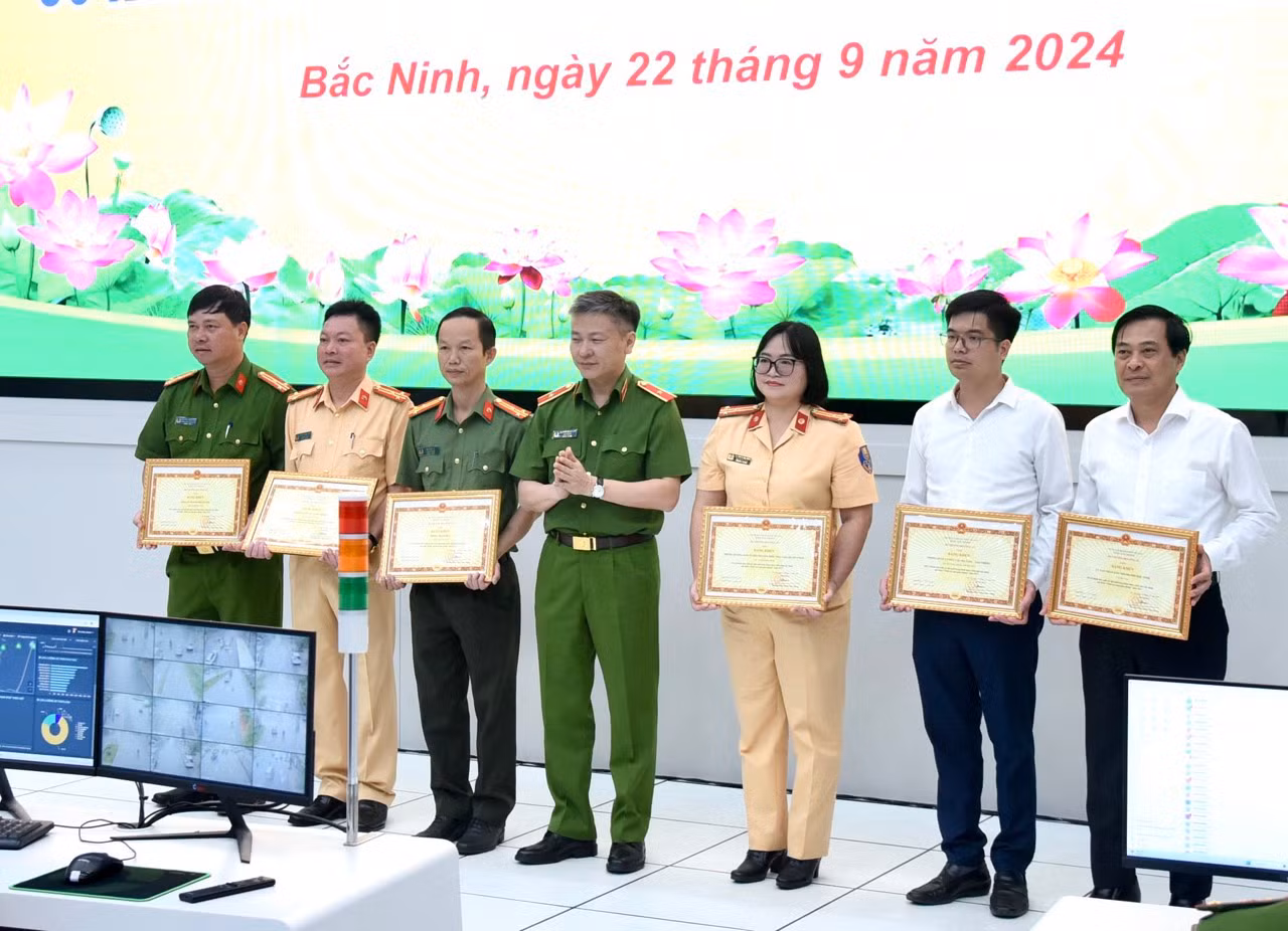 Đại diện các tập thể được vinh dự nhận Bằng khen của Bộ Công an vì có thành tích xuất sắc trong công tác bảo đảm an toàn giao thông. (Ảnh: Trần Hải)