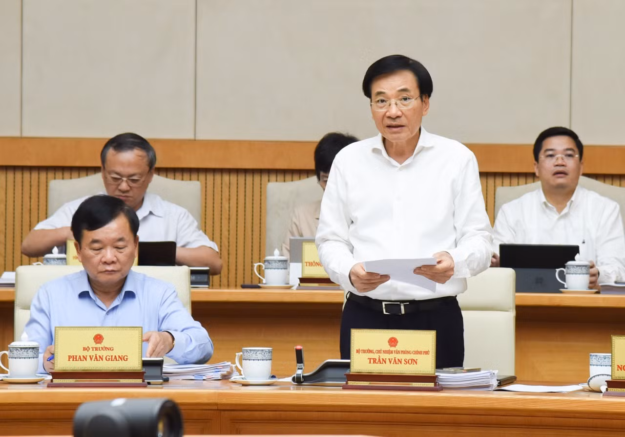 Bộ trưởng, Chủ nhiệm Văn phòng Chính phủ Trần Văn Sơn phát biểu ý kiến tại phiên họp.