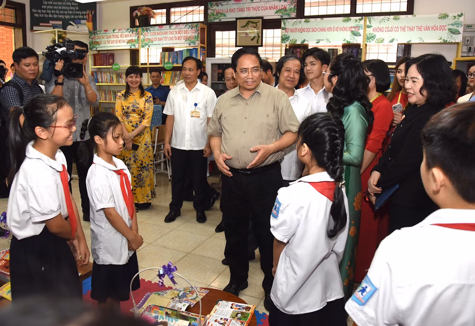 Thủ tướng Phạm Minh Chính thăm Thư viện của Trường phổ thông Hermann Gmeiner Hà Nội. (Ảnh: Trần Hải) Thủ tướng Phạm Minh Chính thăm Thư viện của Trường phổ thông Hermann Gmeiner Hà Nội. (Ảnh: Trần Hải)