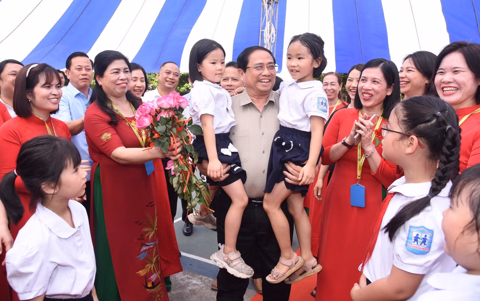 Thủ tướng Phạm Minh Chính và các cháu học sinh Trường phổ thông dân lập Hermann Gmeiner Hà Nội. (Ảnh: Trần Hải) Thủ tướng Phạm Minh Chính và các cháu học sinh Trường phổ thông dân lập Hermann Gmeiner Hà Nội. (Ảnh: Trần Hải)