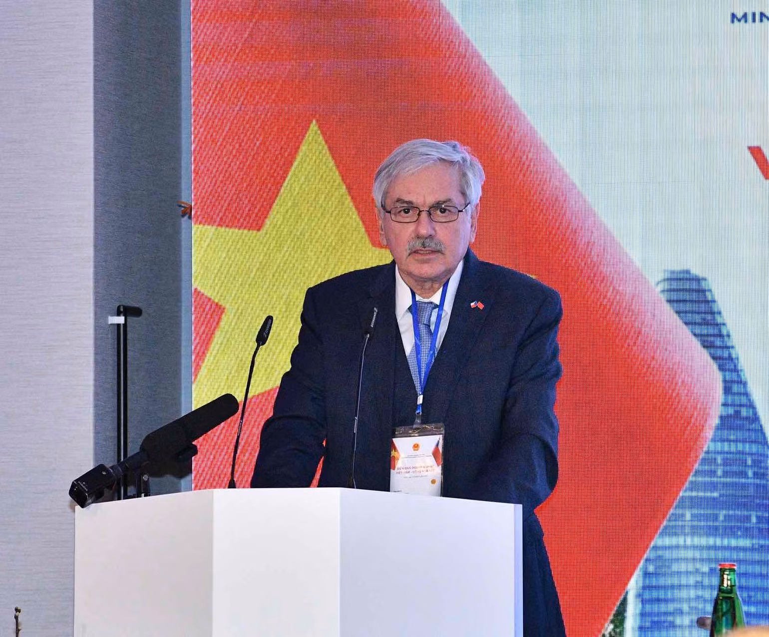 Phó Chủ tịch Liên đoàn Công nghiệp Czech František Chaloupecký phát biểu tại diễn đàn. (Ảnh: THANH GIANG)