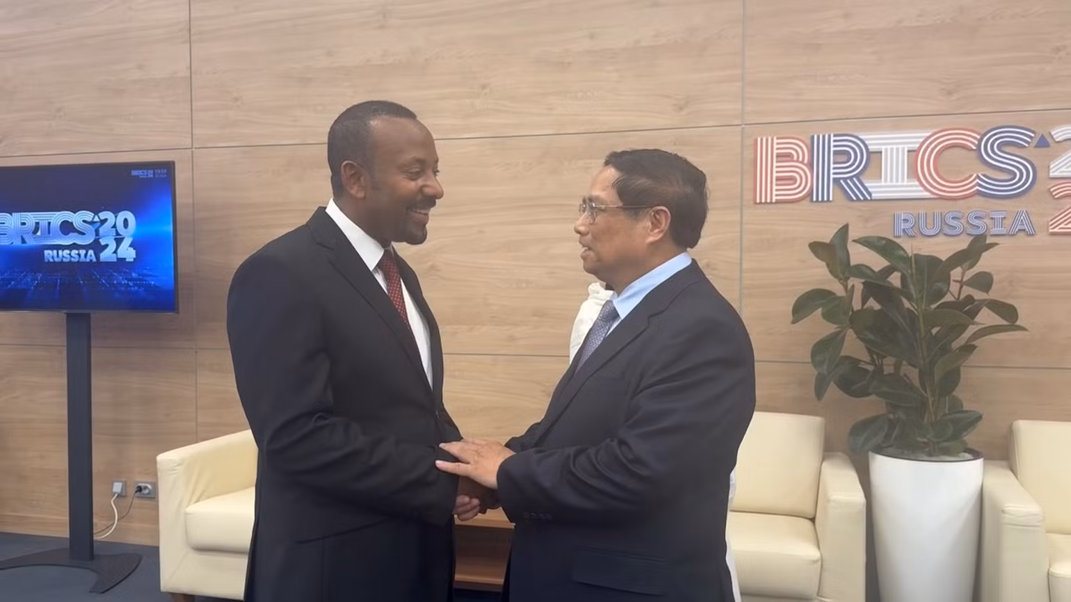 Thủ tướng Phạm Minh Chính và Thủ tướng Ethiopia Abiy Ahmed. (Ảnh: Nhật Bắc/VGP)