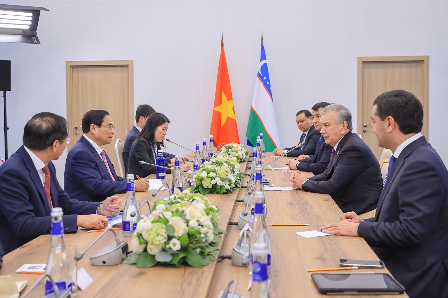 Thủ tướng Chính phủ Phạm Minh Chính gặp Tổng thống Uzbekistan Shavkat Mirziyoyev. (Ảnh: Nhật Bắc/VGP)