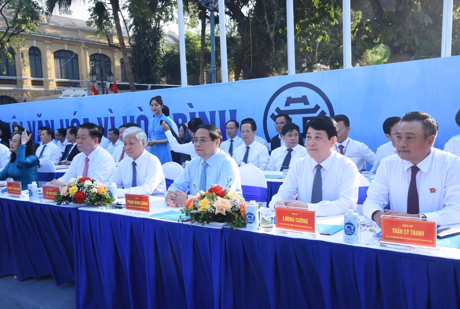 Thủ tướng Phạm Minh Chính và các đồng chí lãnh đạo tham dự chương trình “Ngày hội Văn hóa vì hòa bình”. (Ảnh: Trần Hải)
