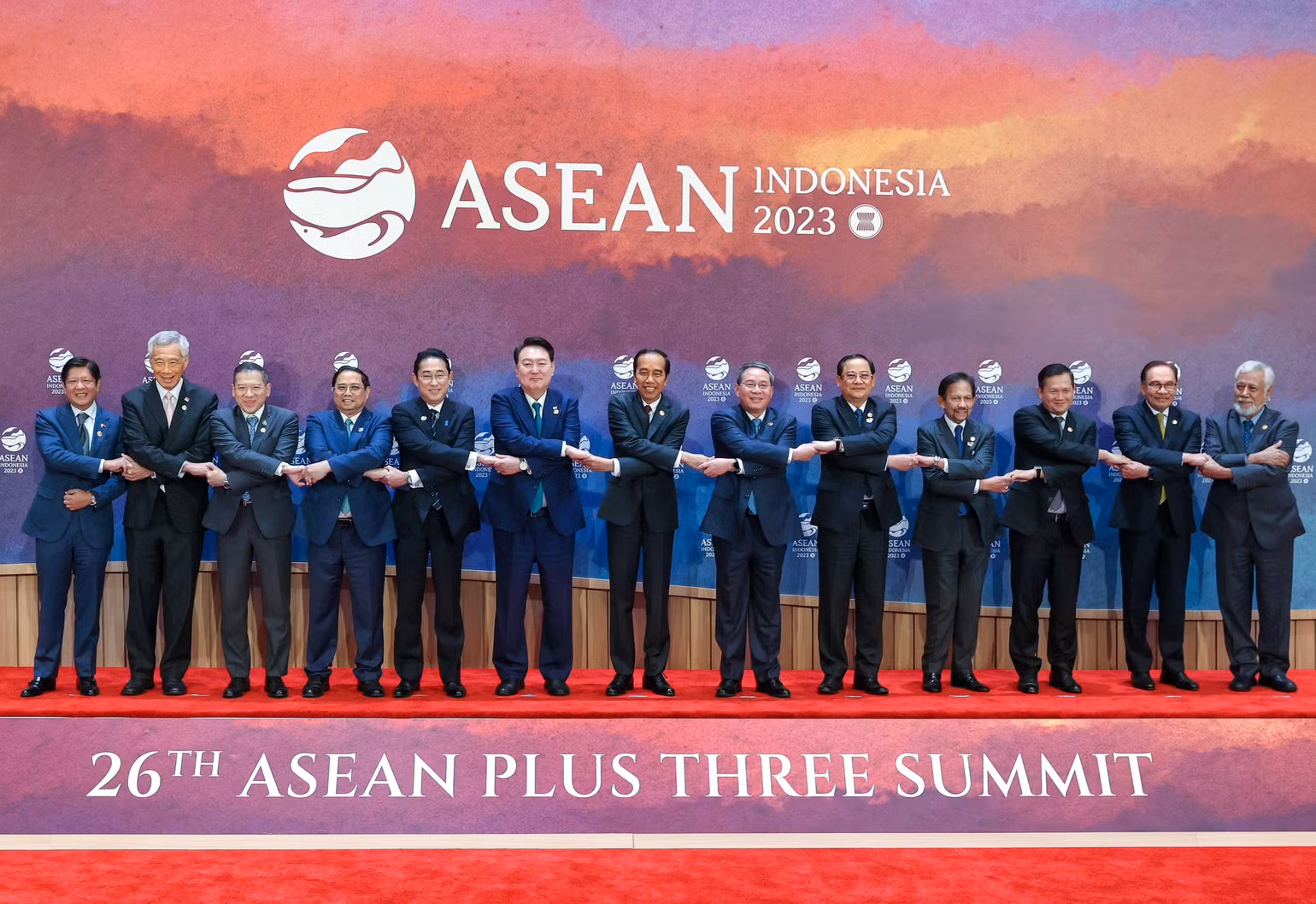 Các nhà Lãnh đạo ASEAN và Thủ tướng Nhật Bản Kishida Fumio, Tổng thống Hàn Quốc Yoon Suk Yeol, Thủ tướng Trung Quốc Lý Cường chụp ảnh lưu niệm tại Hội nghị Cấp cao ASEAN + 3. (Ảnh: Nhật Bắc)