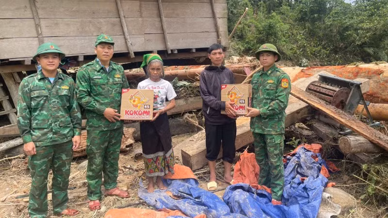 Bộ đội Biên phòng tỉnh Nghệ An hỗ trợ người dân xã Hạnh Dịch, huyện Quế Phong khắc phục hậu quả thiên tai. (Ảnh: CTV) Bộ đội Biên phòng tỉnh Nghệ An hỗ trợ người dân xã Hạnh Dịch, huyện Quế Phong khắc phục hậu quả thiên tai. (Ảnh: CTV)