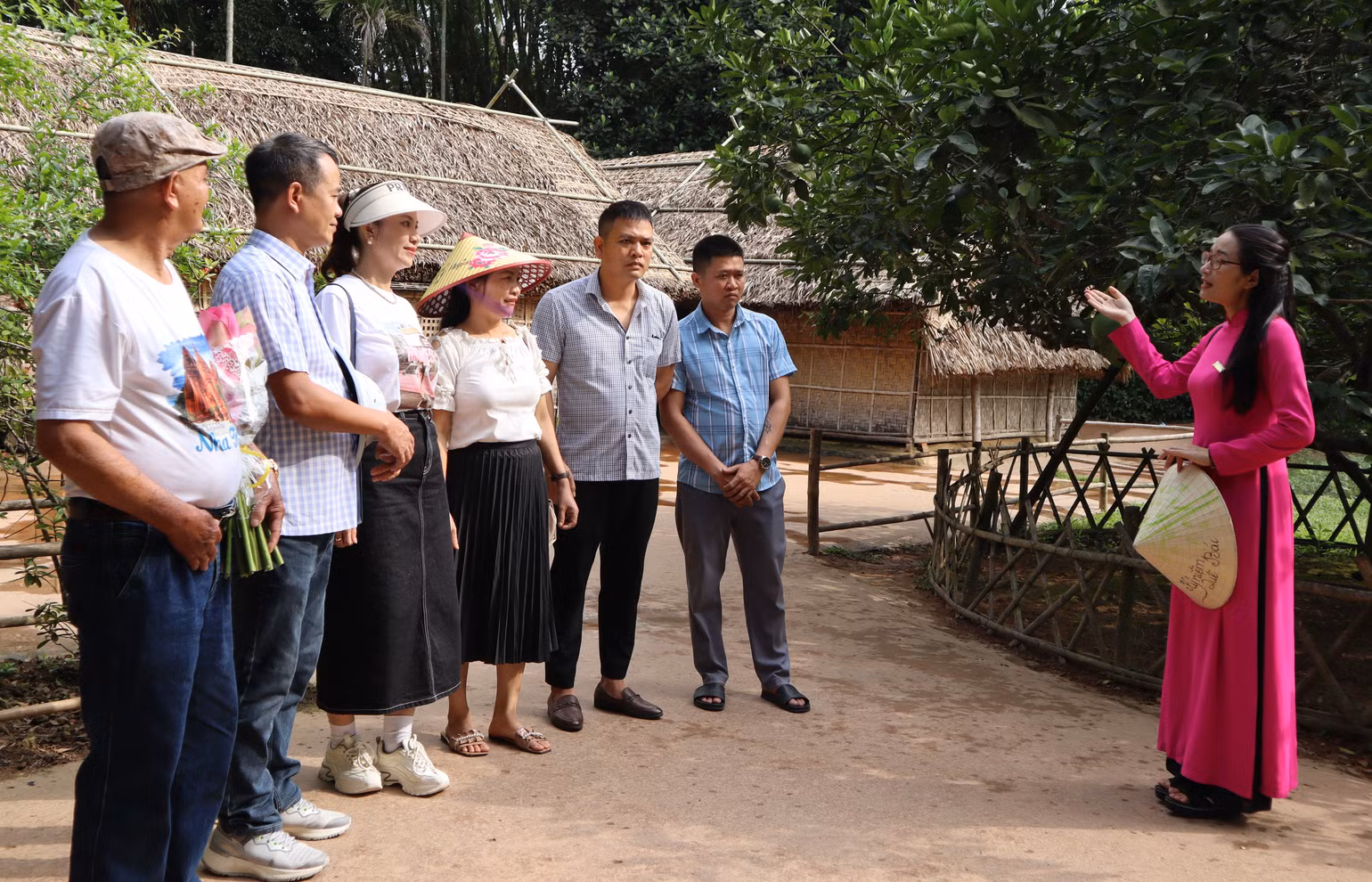 Khu Di tích lịch sử quốc gia đặc biệt Kim Liên là điểm đến của nhiều người dân và du khách, nhất là dịp Lễ Quốc khánh 2/9 và sinh nhật Bác 19/5. Về Kim Liên, du khách sẽ được nghe những câu chuyện xúc động về Bác và gia đình từ các thuyết minh viên, hiểu rõ hơn về nơi Người đã được sinh ra và lớn lên. Khu Di tích lịch sử quốc gia đặc biệt Kim Liên là điểm đến của nhiều người dân và du khách, nhất là dịp Lễ Quốc khánh 2/9 và sinh nhật Bác 19/5. Về Kim Liên, du khách sẽ được nghe những câu chuyện xúc động về Bác và gia đình từ các thuyết minh viên, hiểu rõ hơn về nơi Người đã được sinh ra và lớn lên.