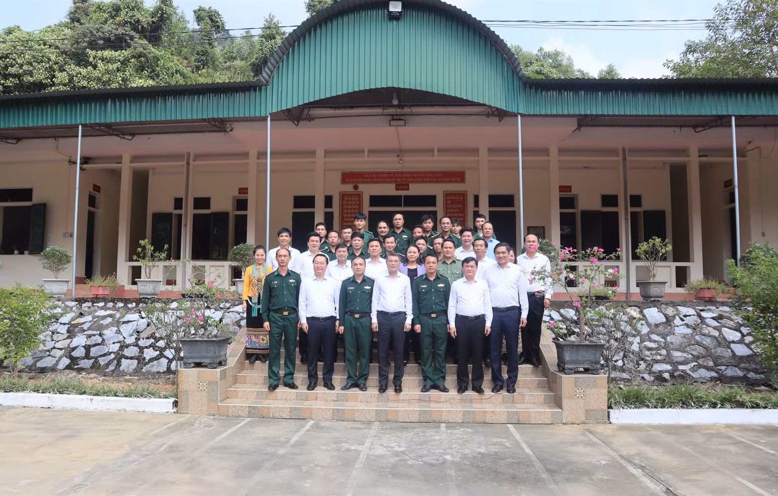 Đồng chí Lê Minh Hưng và đoàn công tác Trung ương, lãnh đạo tỉnh Nghệ An cùng cán bộ, chiến sĩ Bộ đội Biên phòng chụp ảnh lưu niệm.