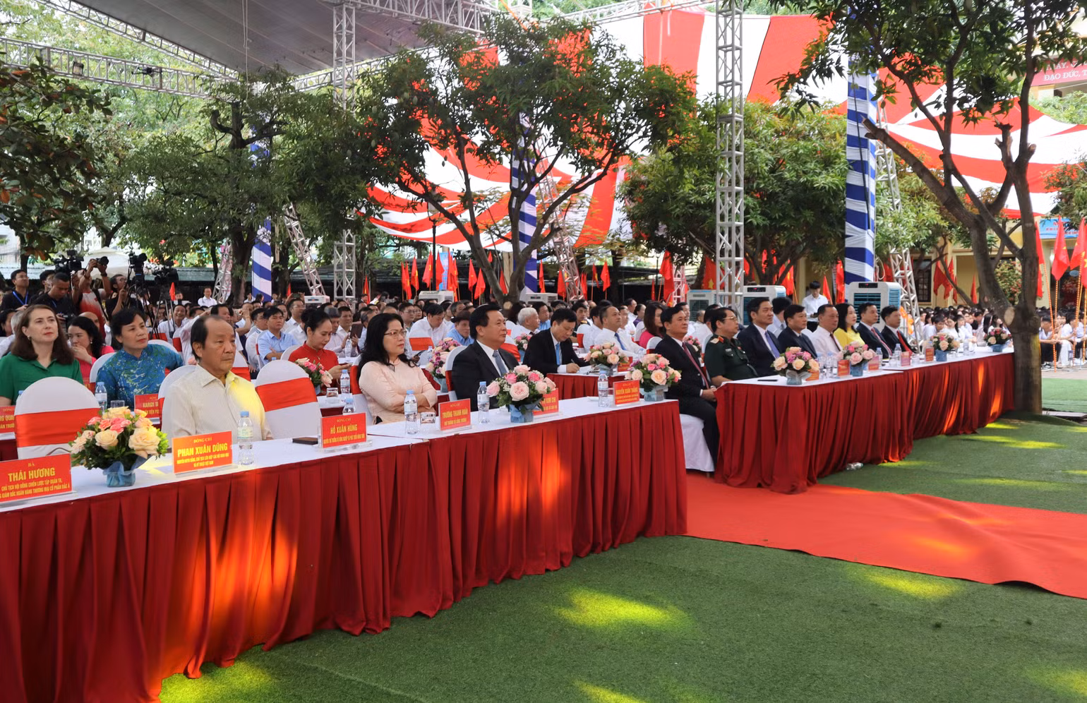 Quang cảnh buổi lễ. Quang cảnh buổi lễ.