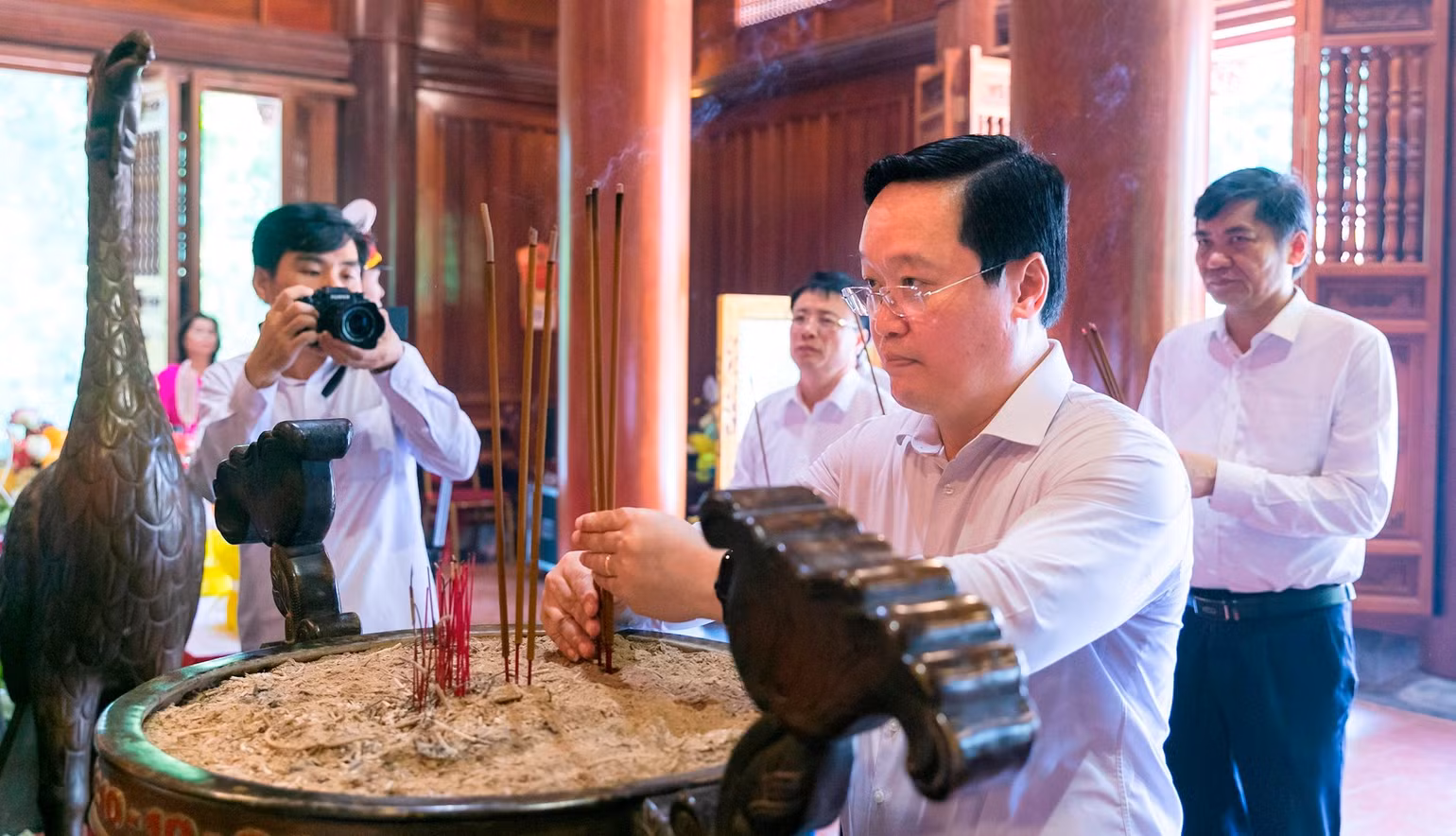 Lãnh đạo tỉnh Nghệ An dâng hương tưởng niệm Chủ tịch Hồ Chí Minh. Lãnh đạo tỉnh Nghệ An dâng hương tưởng niệm Chủ tịch Hồ Chí Minh.