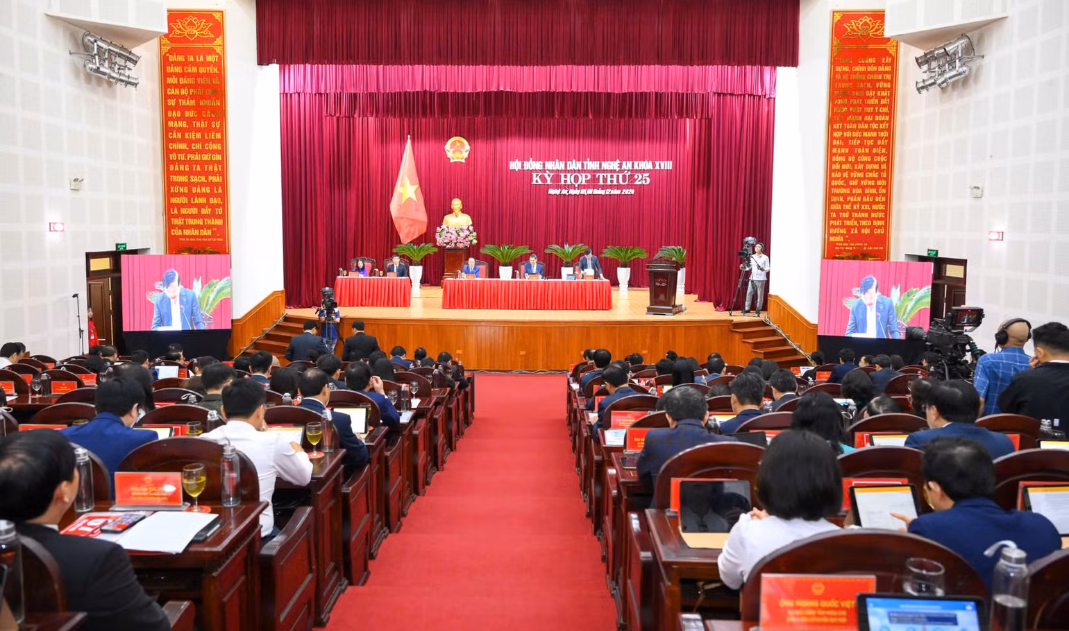 Quang cảnh phiên chất vấn và trả lời chất vấn, Kỳ họp thứ 25 Hội đồng nhân dân tỉnh Nghệ An vào sáng 6/12. Quang cảnh phiên chất vấn và trả lời chất vấn, Kỳ họp thứ 25 Hội đồng nhân dân tỉnh Nghệ An vào sáng 6/12.