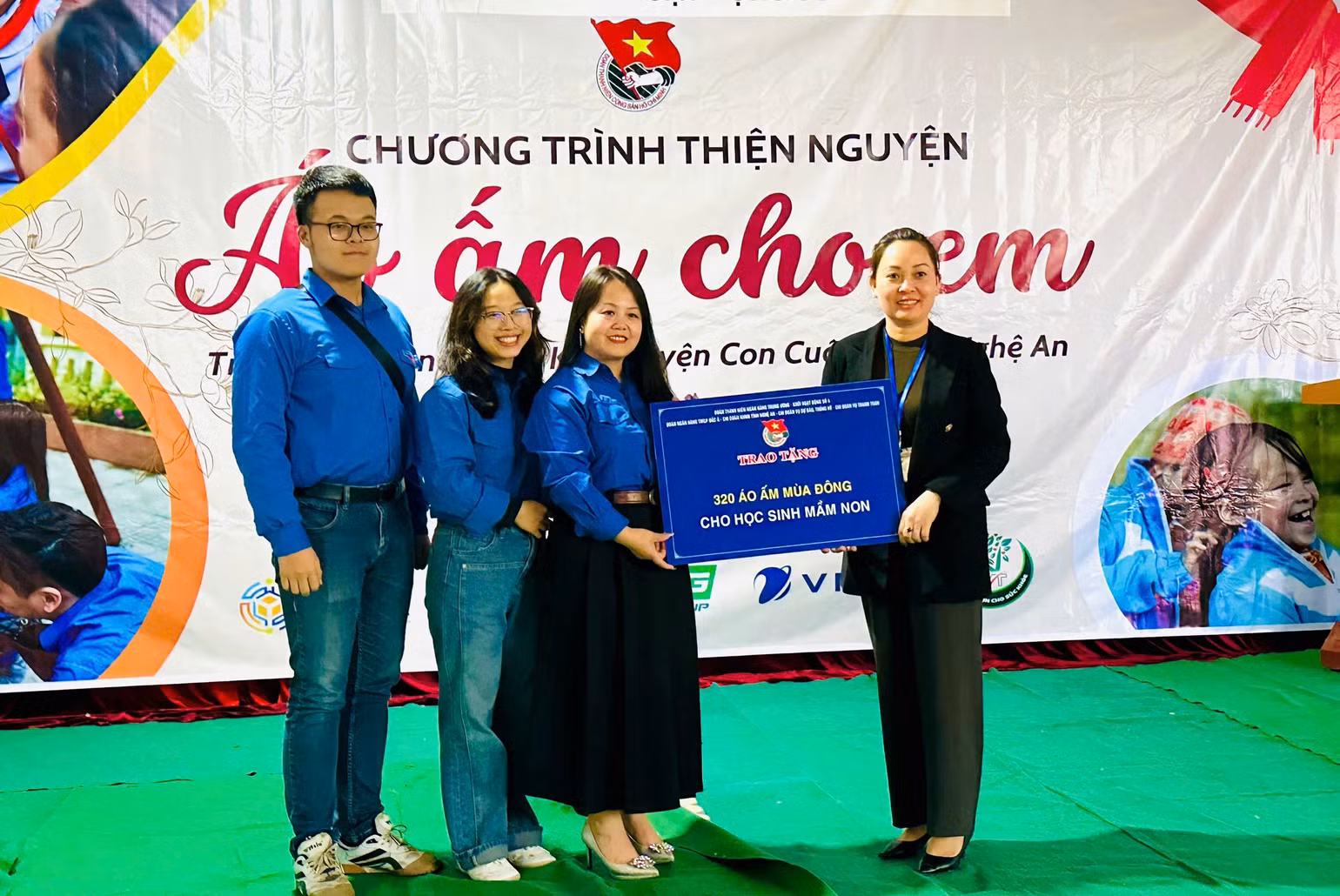 Chương trình trao tặng 320 áo ấm cho các em học sinh mầm non xã Yên Khê. Chương trình trao tặng 320 áo ấm cho các em học sinh mầm non xã Yên Khê.