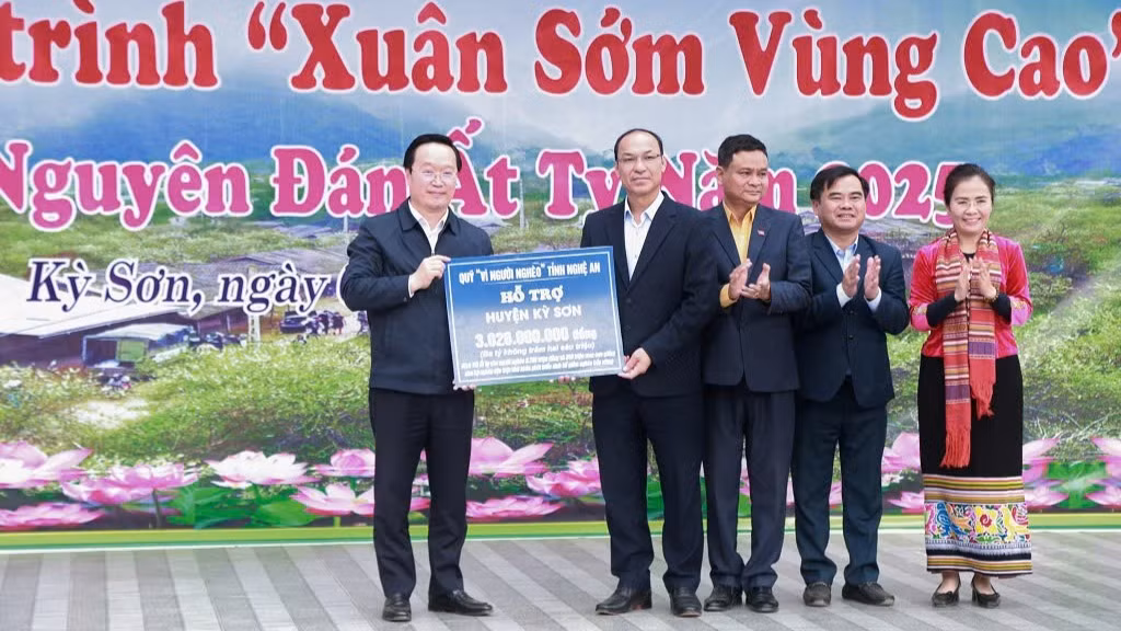 Bí thư Tỉnh ủy Nghệ An Nguyễn Đức Trung và Chủ tịch Ủy ban Mặt trận Tổ quốc Việt Nam tỉnh Nghệ An Võ Thị Minh Sinh trao 3.026 tỷ đồng tiền quà Tết và kinh phí mua con giống cho hộ có hoàn cảnh khó khăn huyện Kỳ Sơn để phát triển kinh tế, giảm nghèo bền vững.
