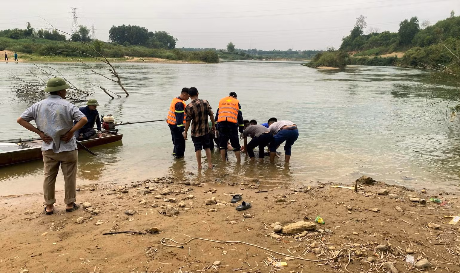 Lực lượng chức năng tìm kiếm em học sinh bị đuối nước ở khu vực sông Hiếu (thuộc phường Long Sơn, thị xã Thái Hòa) vào ngày 5/4. (Ảnh: Cảnh sát Phòng cháy, chữa cháy và cứu nạn, cứu hộ Nghệ An) Lực lượng chức năng tìm kiếm em học sinh bị đuối nước ở khu vực sông Hiếu (thuộc phường Long Sơn, thị xã Thái Hòa) vào ngày 5/4. (Ảnh: Cảnh sát Phòng cháy, chữa cháy và cứu nạn, cứu hộ Nghệ An)