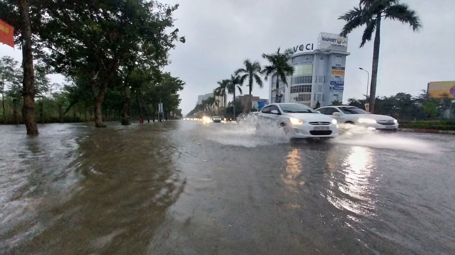 Nhiều khu vực trên đại Đại lộ Lê Nin cũng bị ngập, nhất là đoạn giáp ranh với vòng xuyến hải quan.