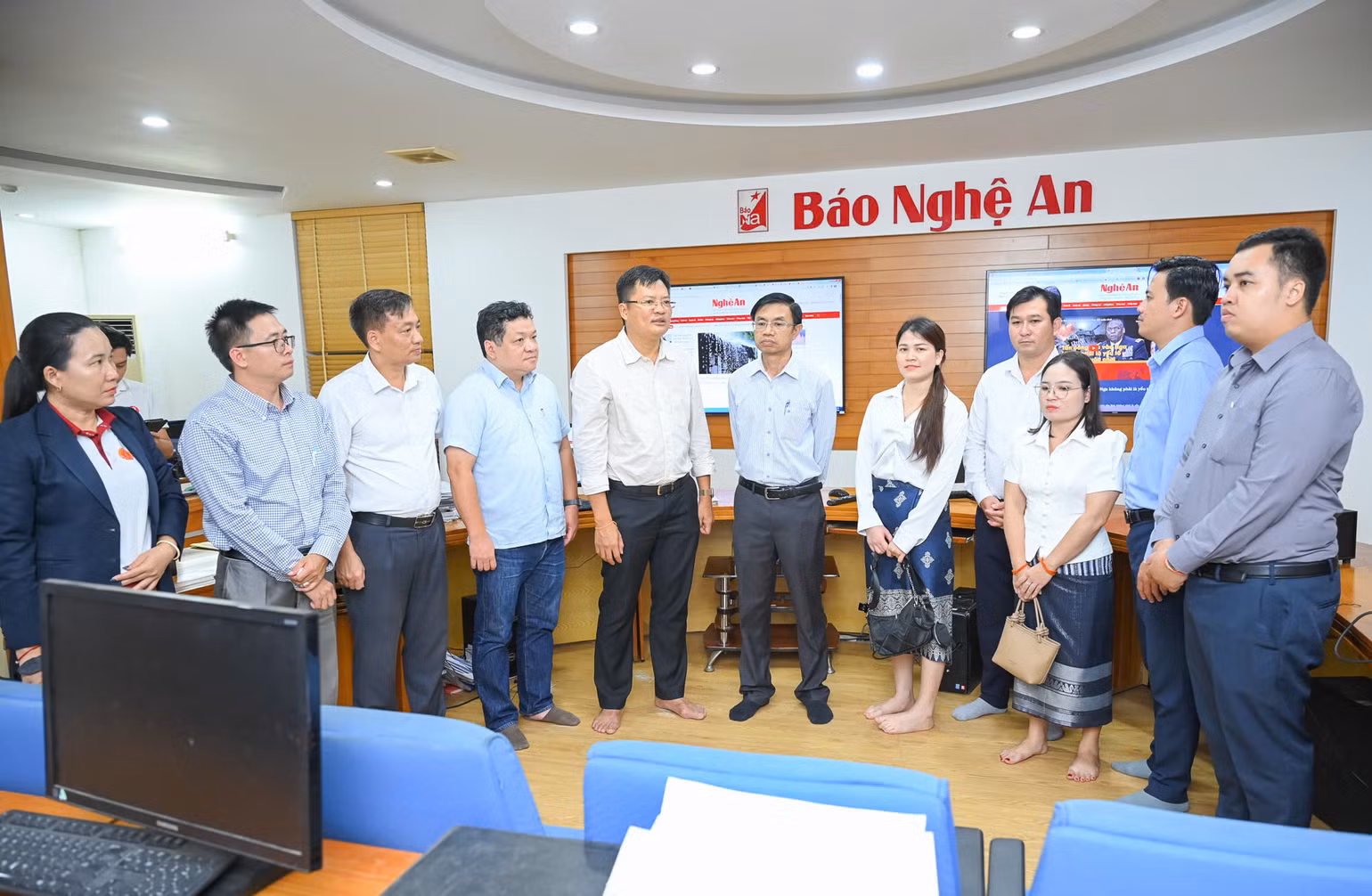 Đoàn công tác Báo Pasaxon tham quan Tòa soạn hội tụ Báo Nghệ An. Đoàn công tác Báo Pasaxon tham quan Tòa soạn hội tụ Báo Nghệ An.
