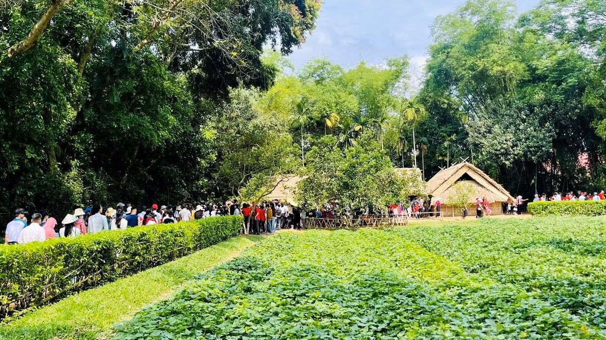 Rất đông người dân, du khách viếng thăm quê nội Làng Sen và quê ngoại làng Hoàng Trù, nơi gắn bó với những năm tháng tuổi thơ của Chủ tịch Hồ Chí Minh.