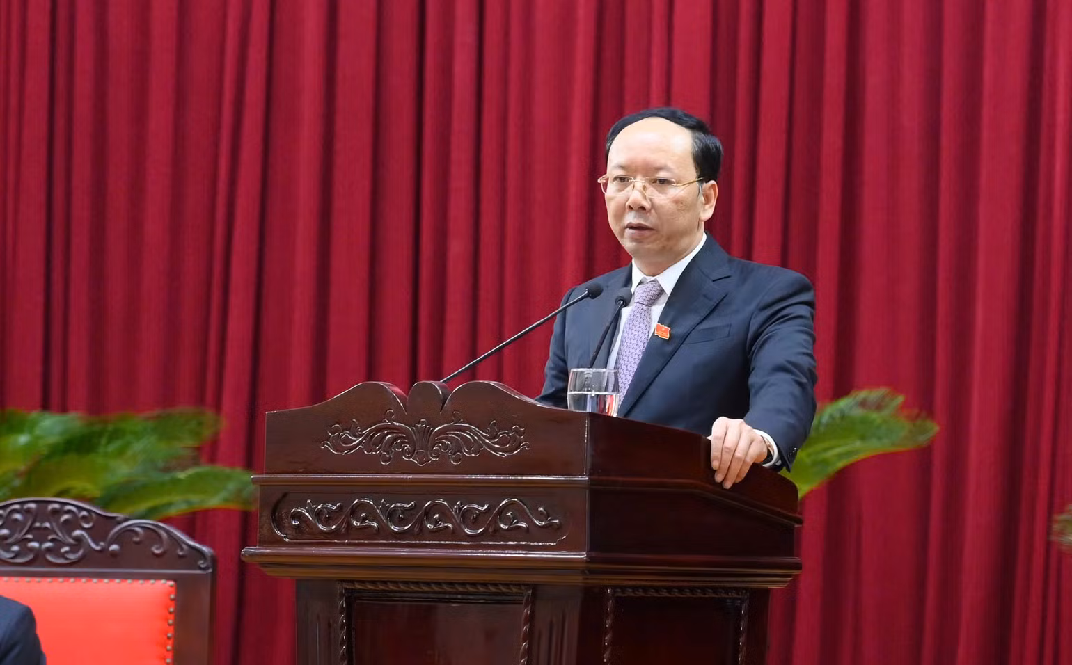 Đồng chí Bùi Thanh An, Phó Chủ tịch Ủy ban nhân dân tỉnh Nghệ An trình bày báo cáo tóm tắt về tình hình kinh tế-xã hội năm 2024; kế hoạch phát triển kinh tế-xã hội năm 2025.