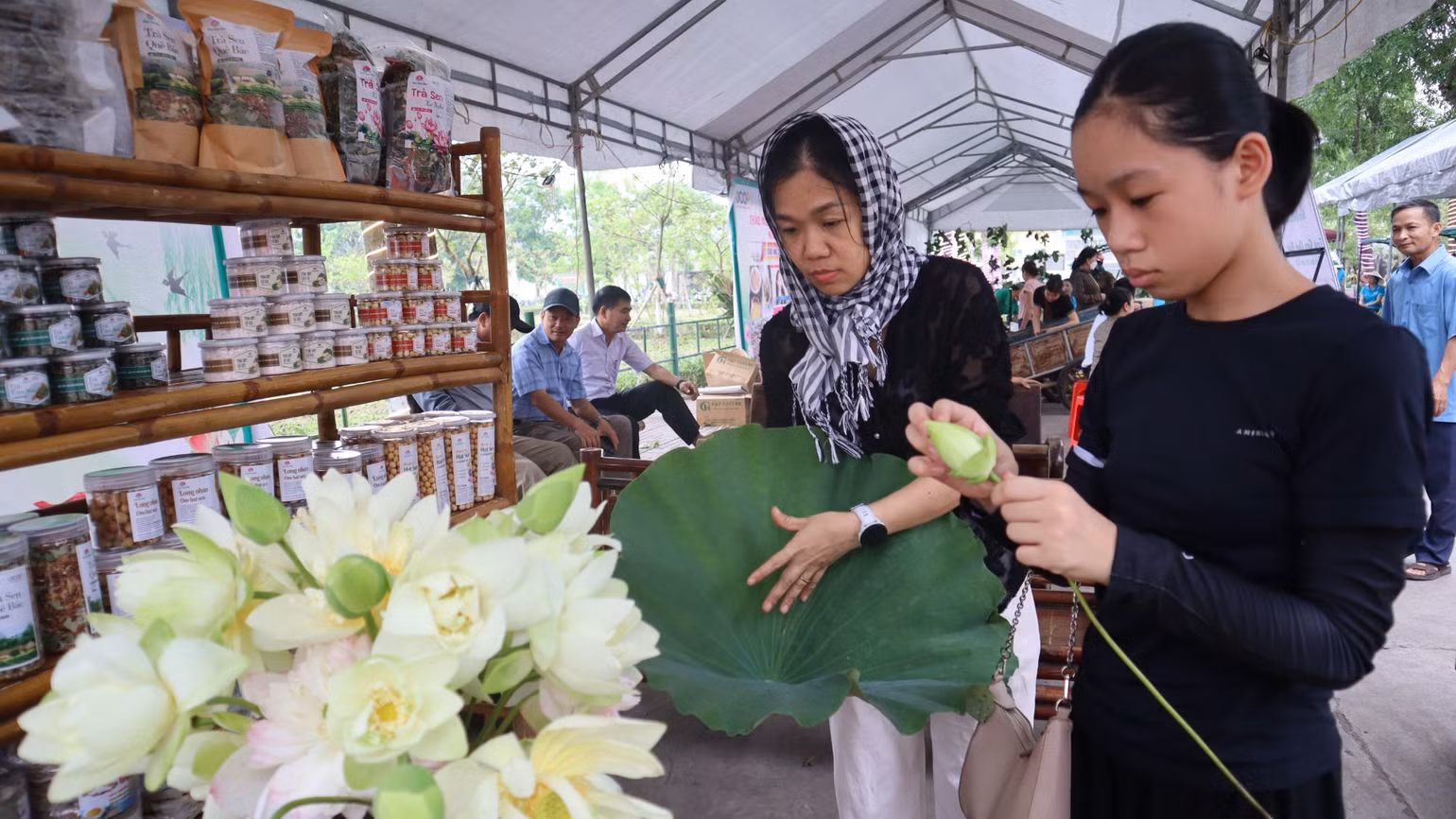 Những bình sen xuất hiện, tạo điểm nhấn cho Phiên chợ quê ở xã Kim Liên, chào mừng Lễ hội Làng Sen năm 2025. Những bình sen xuất hiện, tạo điểm nhấn cho Phiên chợ quê ở xã Kim Liên, chào mừng Lễ hội Làng Sen năm 2025.