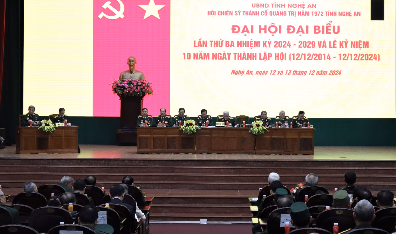 Đoàn Chủ tịch điều hành đại hội.