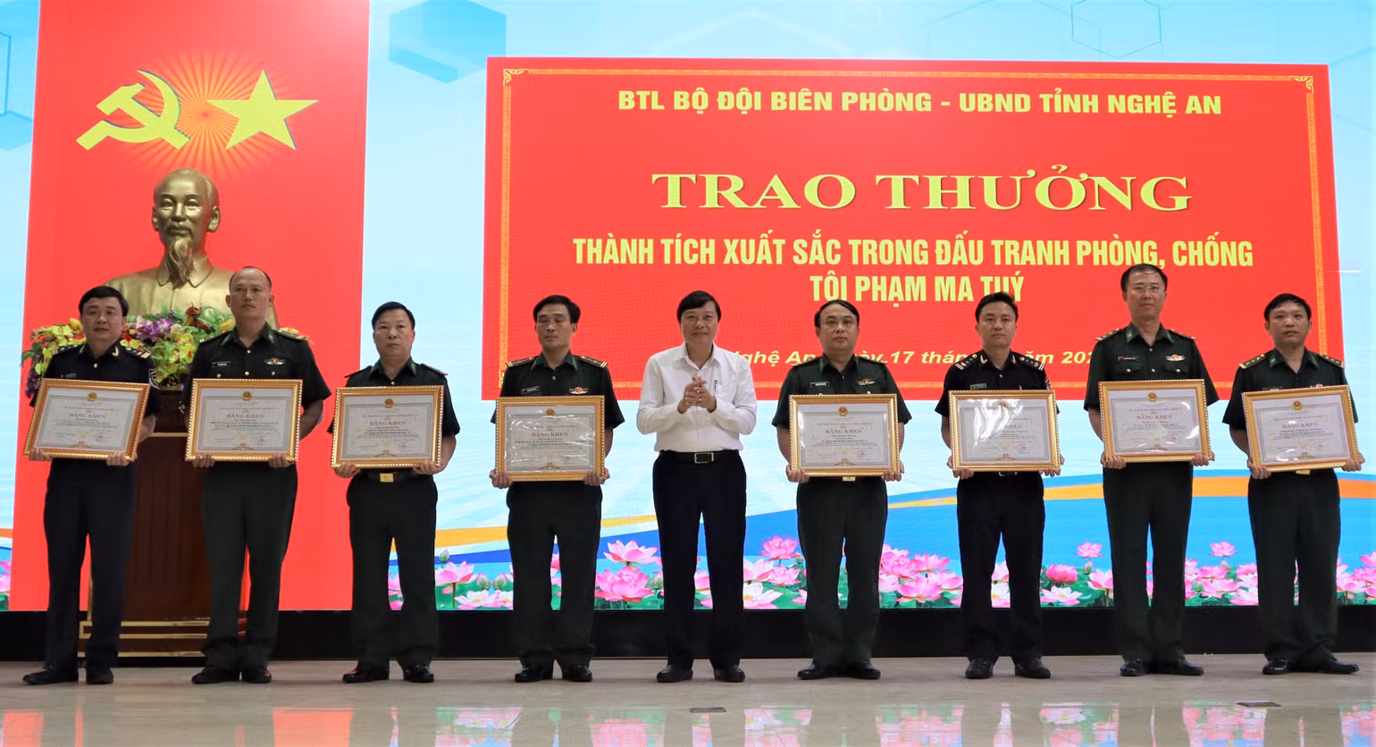 Phó Chủ tịch Ủy ban nhân dân tỉnh Nghệ An Lê Hồng Vinh trao bằng khen của Chủ tịch Ủy ban nhân dân tỉnh Nghệ An cho lực lượng tham gia đấu tranh trong Chuyên án NA 1123 và NA 424p.