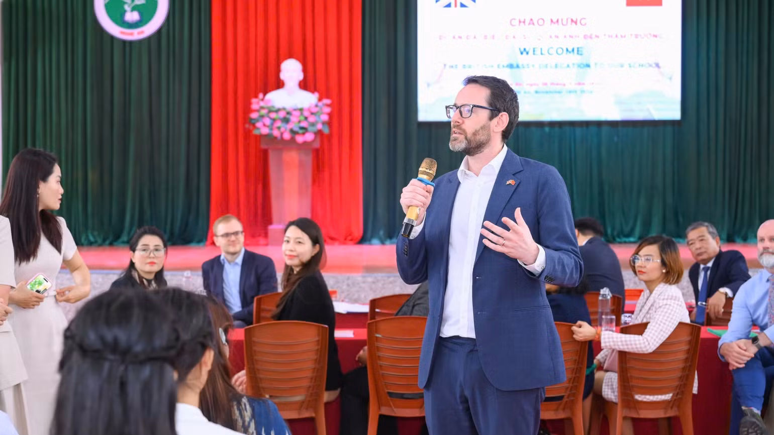 Ngài Đại sứ đặc mệnh toàn quyền Vương quốc Anh tại Việt Nam giao lưu cùng học sinh Trường Phổ thông Dân tộc Nội trú Trung học Phổ thông số 2.