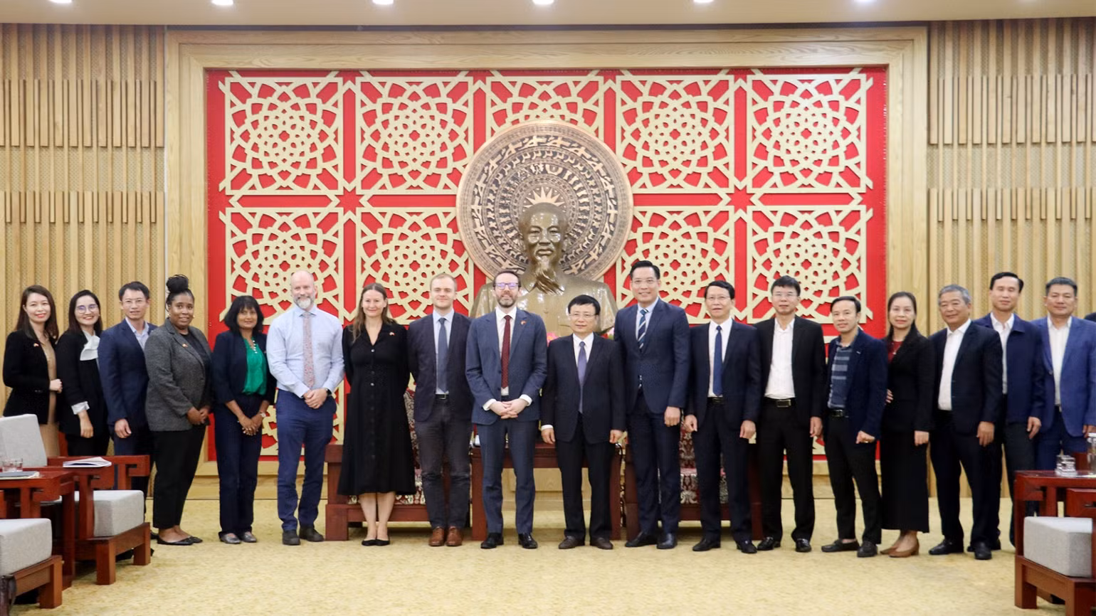 Đoàn công tác Đại sứ quán Anh tại Việt Nam và các đồng chí lãnh đạo tỉnh Nghệ An, lãnh đạo các sở, ban, ngành chụp hình lưu niệm.