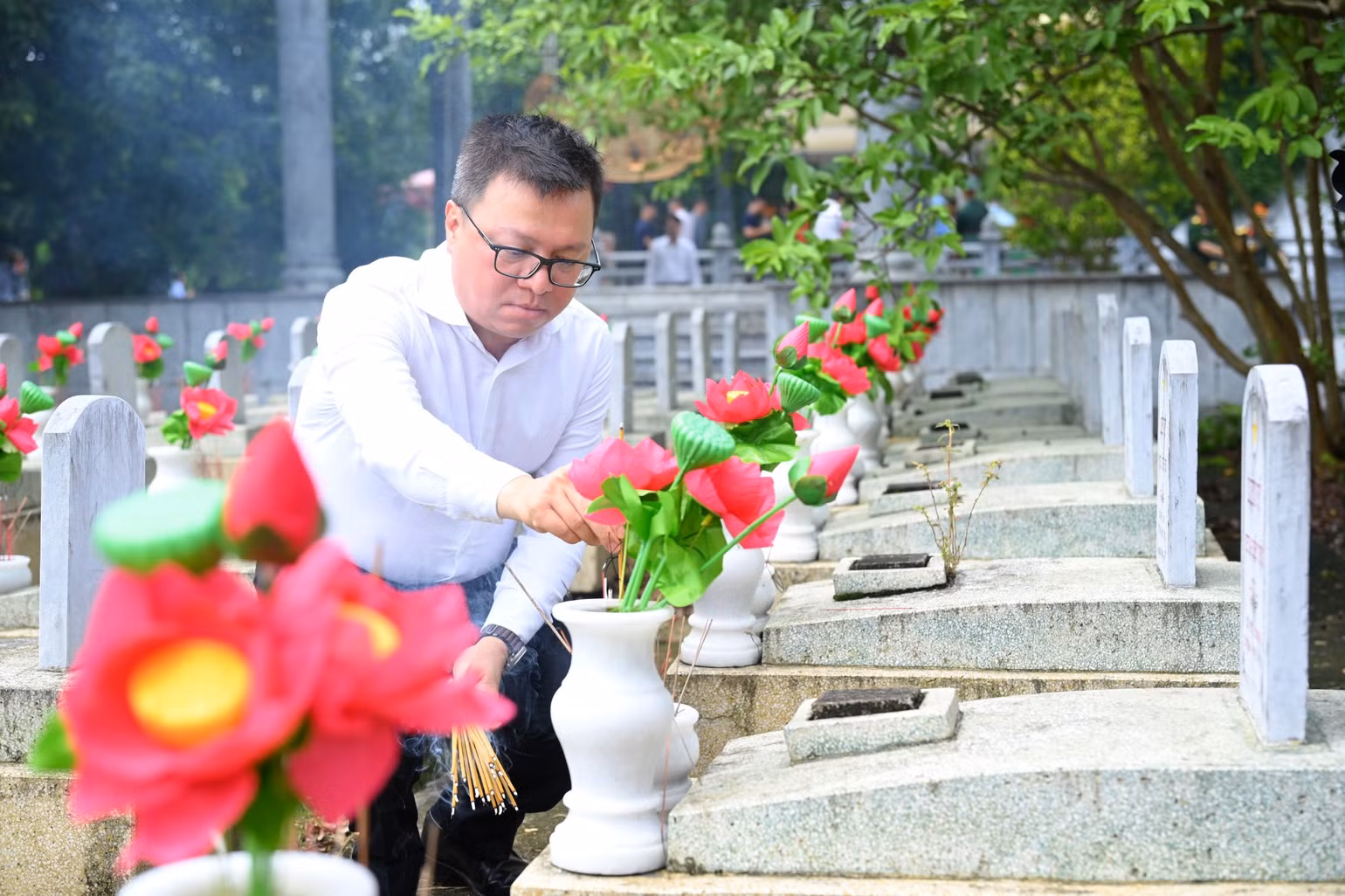 Đồng chí Lê Quốc Minh, Ủy viên Trung ương Đảng, Tổng Biên tập Báo Nhân Dân, Phó Trưởng Ban Tuyên giáo Trung ương, Chủ tịch Hội Nhà báo Việt Nam thắp hương tại các phần mộ liệt sĩ, Nghĩa trang Liệt sĩ Quốc tế Việt-Lào. Đồng chí Lê Quốc Minh, Ủy viên Trung ương Đảng, Tổng Biên tập Báo Nhân Dân, Phó Trưởng Ban Tuyên giáo Trung ương, Chủ tịch Hội Nhà báo Việt Nam thắp hương tại các phần mộ liệt sĩ, Nghĩa trang Liệt sĩ Quốc tế Việt-Lào.