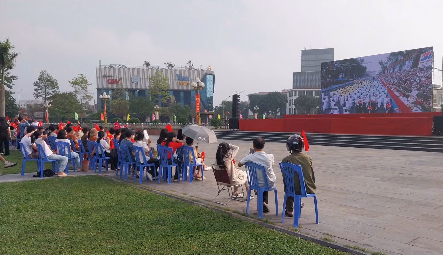 Người dân tập trung theo dõi Lễ kỷ niệm qua màn hình led cỡ lớn được bố trí ngay trong khuôn viên Quảng trường.