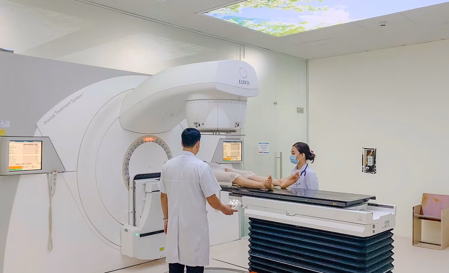 Hệ thống máy móc hiện đại trong điều trị cho bệnh nhân tại Bệnh viện Ung bướu Nghệ An.