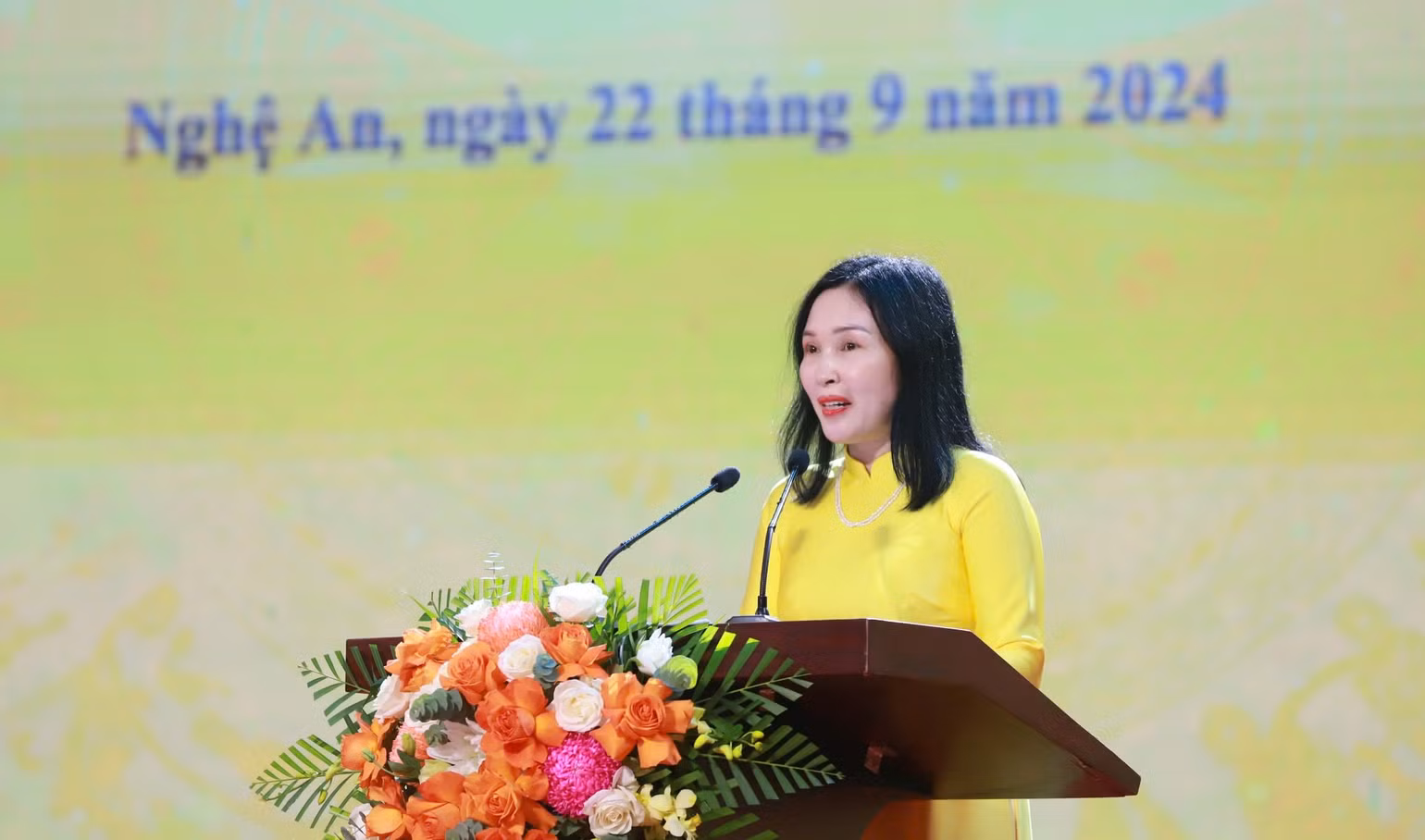 Cô giáo Cao Thị Lan Thanh, Hiệu trưởng Trường THPT chuyên Phan Bội Châu trình bày diễn văn kỷ niệm. Cô giáo Cao Thị Lan Thanh, Hiệu trưởng Trường THPT chuyên Phan Bội Châu trình bày diễn văn kỷ niệm.