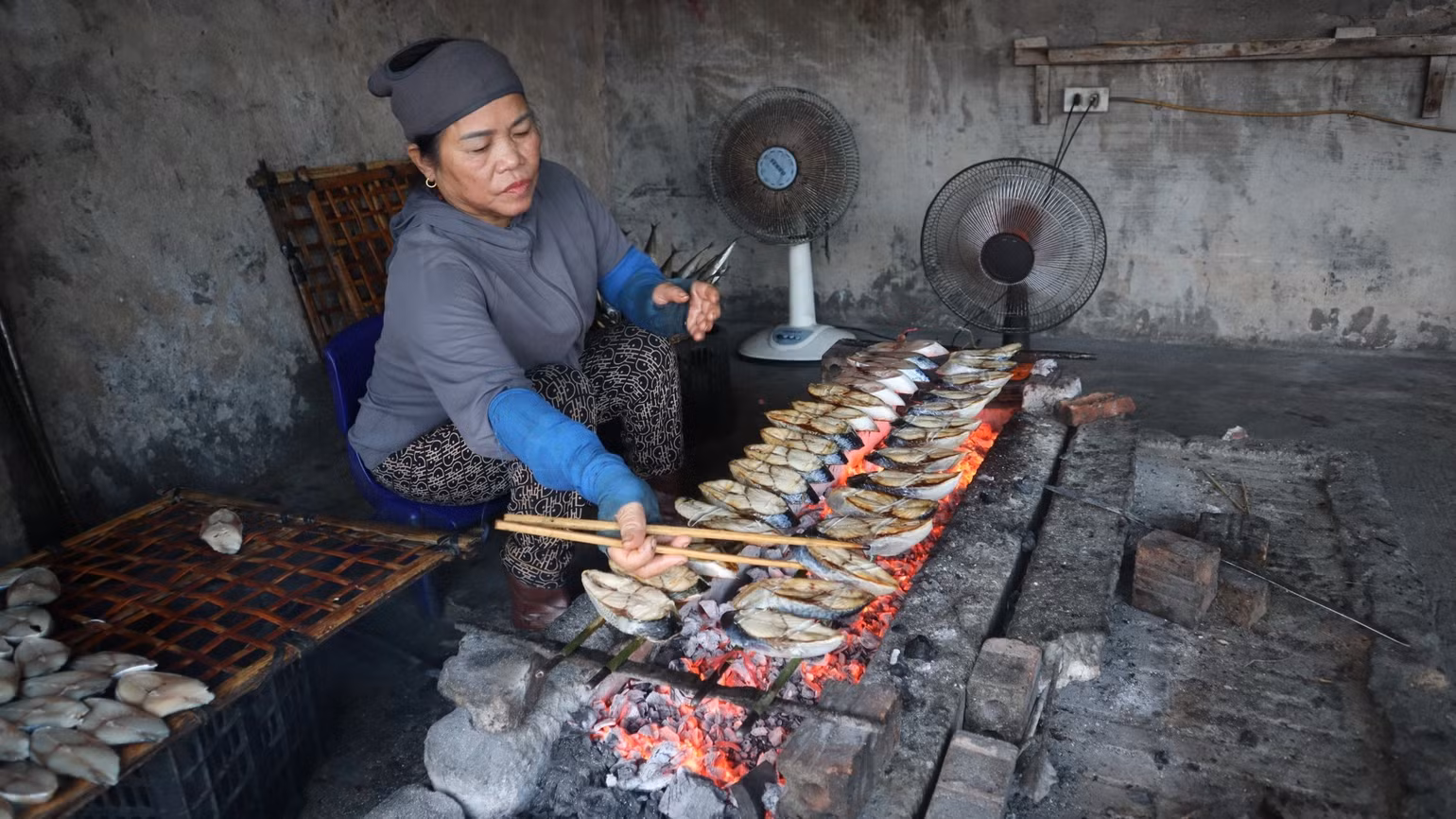 Mỗi năm, chị em phụ nữ nơi đây nướng hơn 200 tấn cá thu để cung cấp ra thị trường. Ngoài giá trị dinh dưỡng, giá trị kinh tế, cá thu nướng Cửa Lò còn mang giá trị văn hóa, giá trị vùng miền. Mỗi năm, chị em phụ nữ nơi đây nướng hơn 200 tấn cá thu để cung cấp ra thị trường. Ngoài giá trị dinh dưỡng, giá trị kinh tế, cá thu nướng Cửa Lò còn mang giá trị văn hóa, giá trị vùng miền.