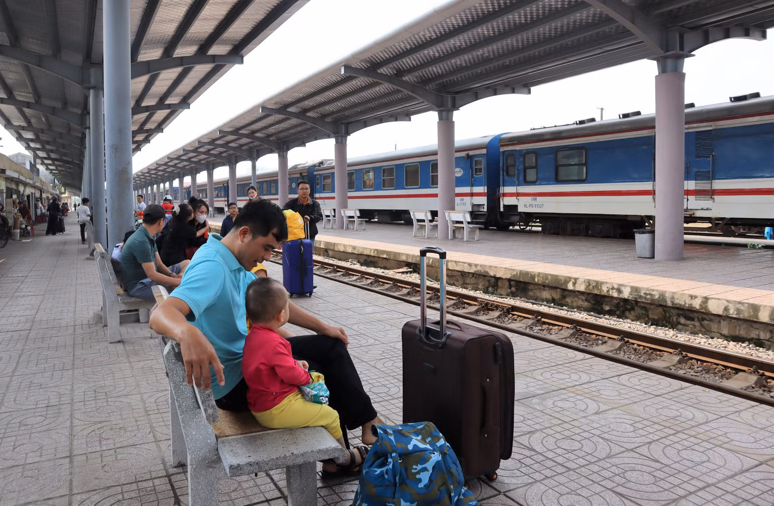 Ga Vinh những ngày này luôn trong tình trạng đông đúc, nhộn nhịp. Ga Vinh những ngày này luôn trong tình trạng đông đúc, nhộn nhịp.