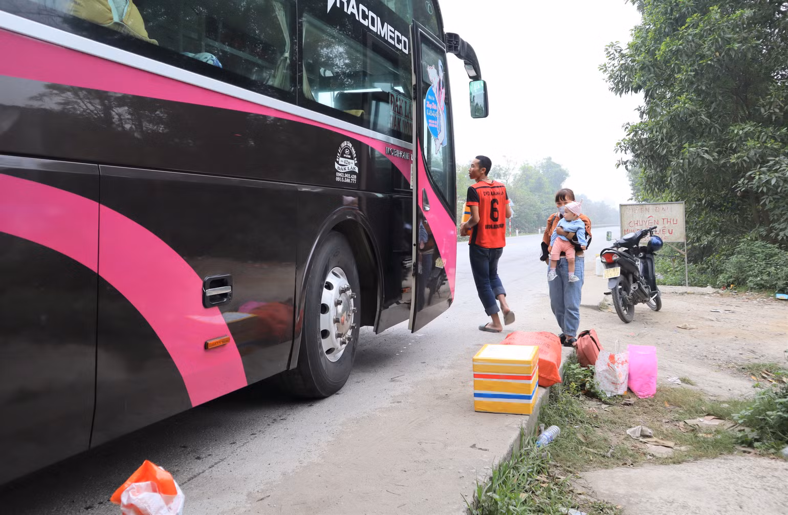 Nhiều em bé đồng hành cùng bố mẹ, trên hành trình vào nam. Nhiều em bé đồng hành cùng bố mẹ, trên hành trình vào nam.