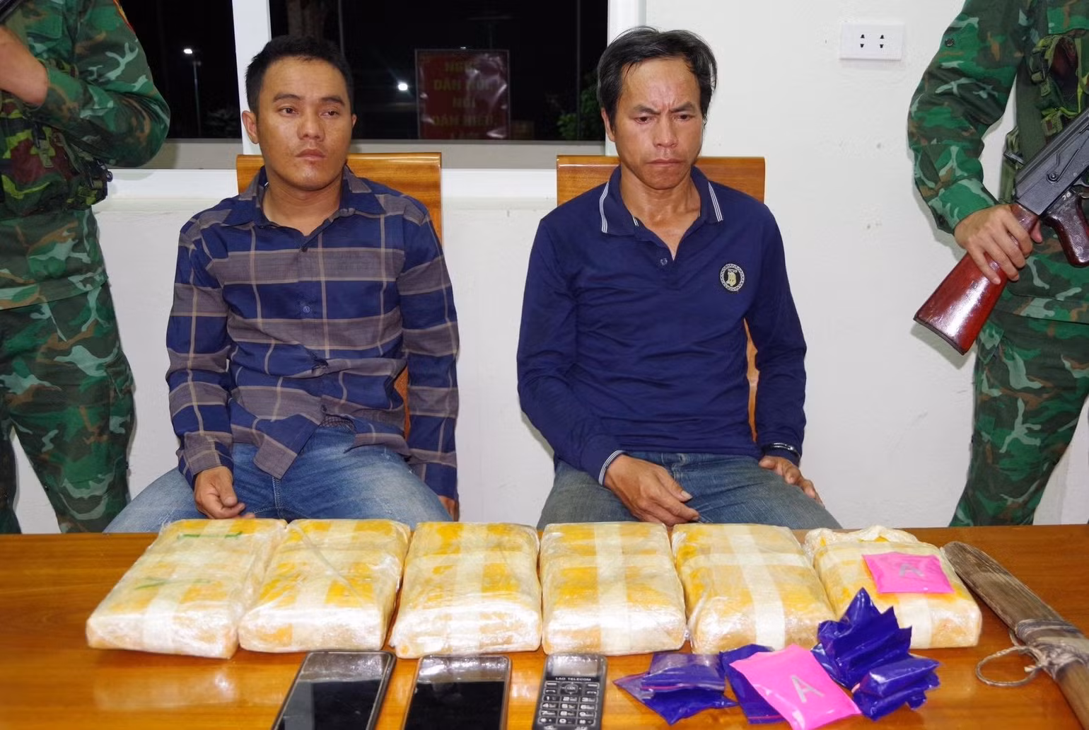 Cơ Xồng (bên trái) và Cha Mềnh Vừ bị bắt cùng tang vật.
