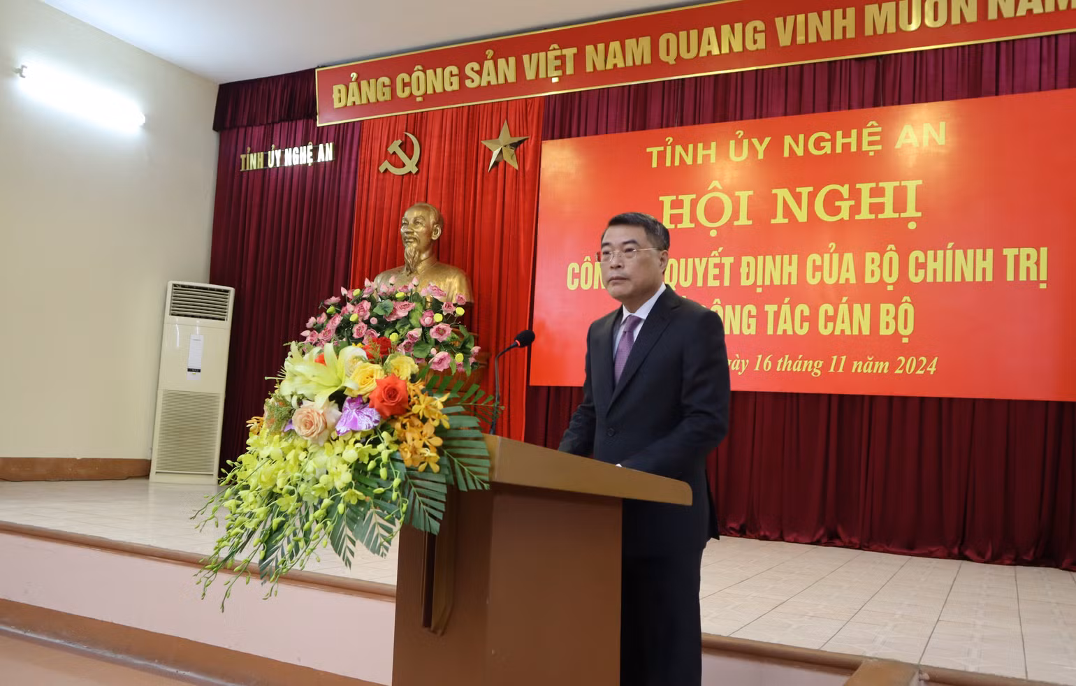 Đồng chí Lê Minh Hưng phát biểu giao nhiệm vụ đối với Bí thư Tỉnh ủy Nghệ An Nguyễn Đức Trung.