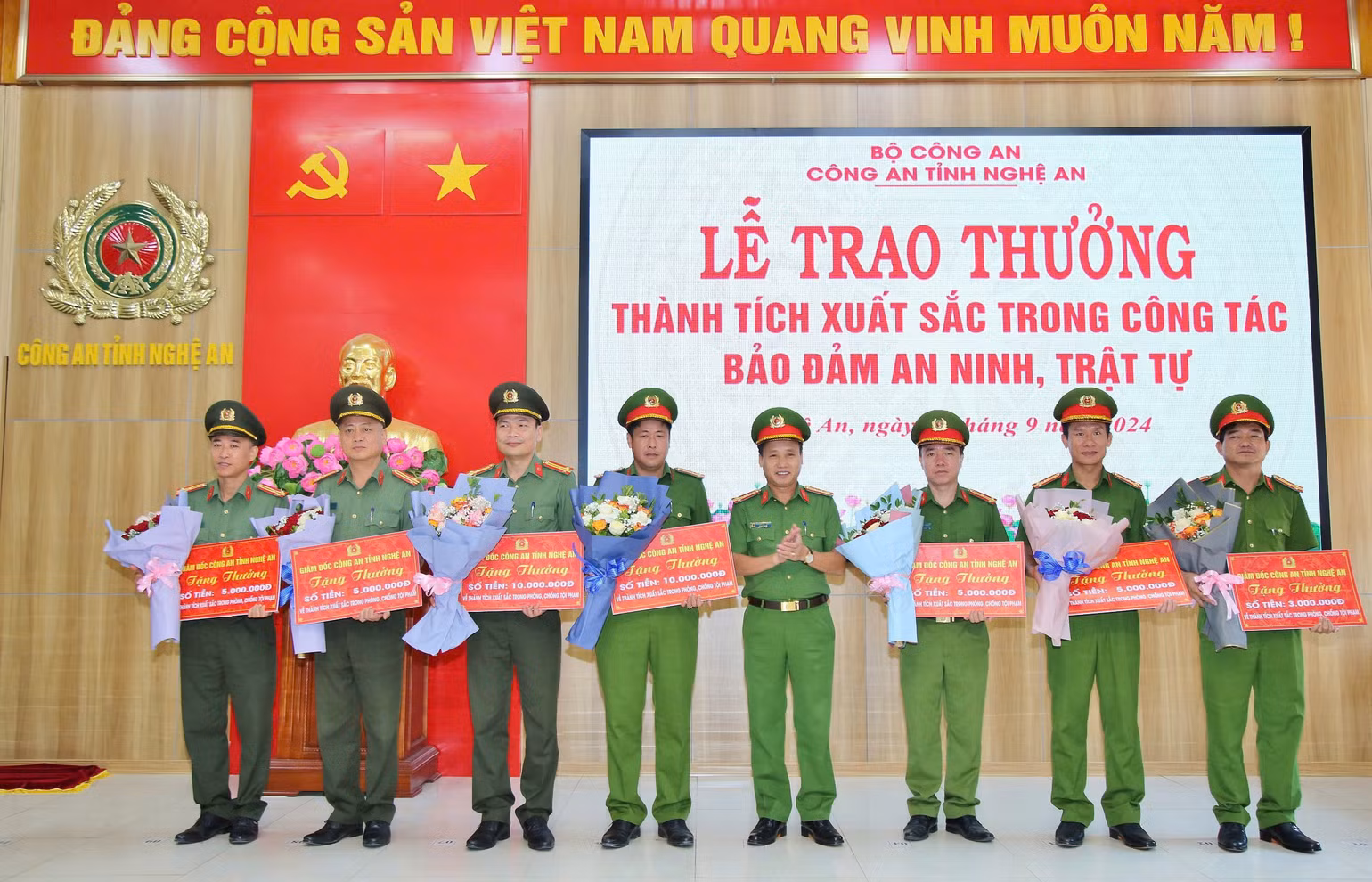 Lãnh đạo Công an tỉnh Nghệ An trao thưởng Ban chuyên án. Lãnh đạo Công an tỉnh Nghệ An trao thưởng Ban chuyên án.