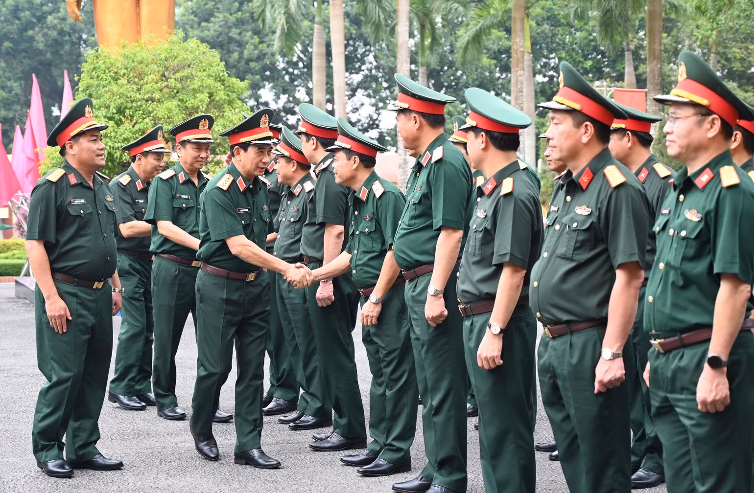 Lãnh đạo Quân khu 4 cùng cán bộ, chiến sĩ Sư đoàn 324 nhiệt liệt chào đón Đại tướng Phan Văn Giang và Đoàn công tác đến thăm, làm việc. Lãnh đạo Quân khu 4 cùng cán bộ, chiến sĩ Sư đoàn 324 nhiệt liệt chào đón Đại tướng Phan Văn Giang và Đoàn công tác đến thăm, làm việc.