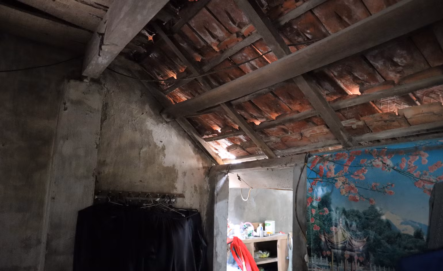 Hầu hết nhà cửa của các hộ dân cụm dân cư Hòa Lam đều hư hỏng, xuống cấp nghiêm trọng.