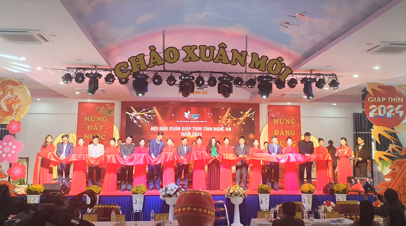 Lễ cắt băng khai mạc Hội Báo Xuân Giáp Thìn tỉnh Nghệ An năm 2024. Lễ cắt băng khai mạc Hội Báo Xuân Giáp Thìn tỉnh Nghệ An năm 2024.
