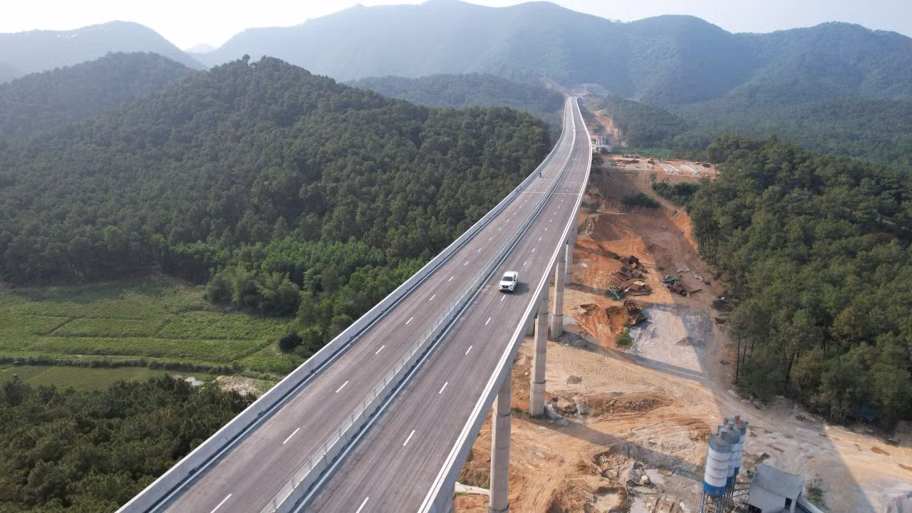Tuyến cao tốc Diễn Châu-Bãi Vọt là dự án có địa hình thi công hiểm trở, địa chất phức tạp. Tuyến cao tốc Diễn Châu-Bãi Vọt là dự án có địa hình thi công hiểm trở, địa chất phức tạp.