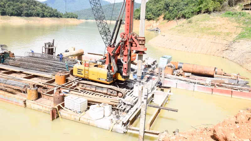Thi công các trụ khi mực nước lòng hồ thủy điện Bản Vẽ còn thấp.