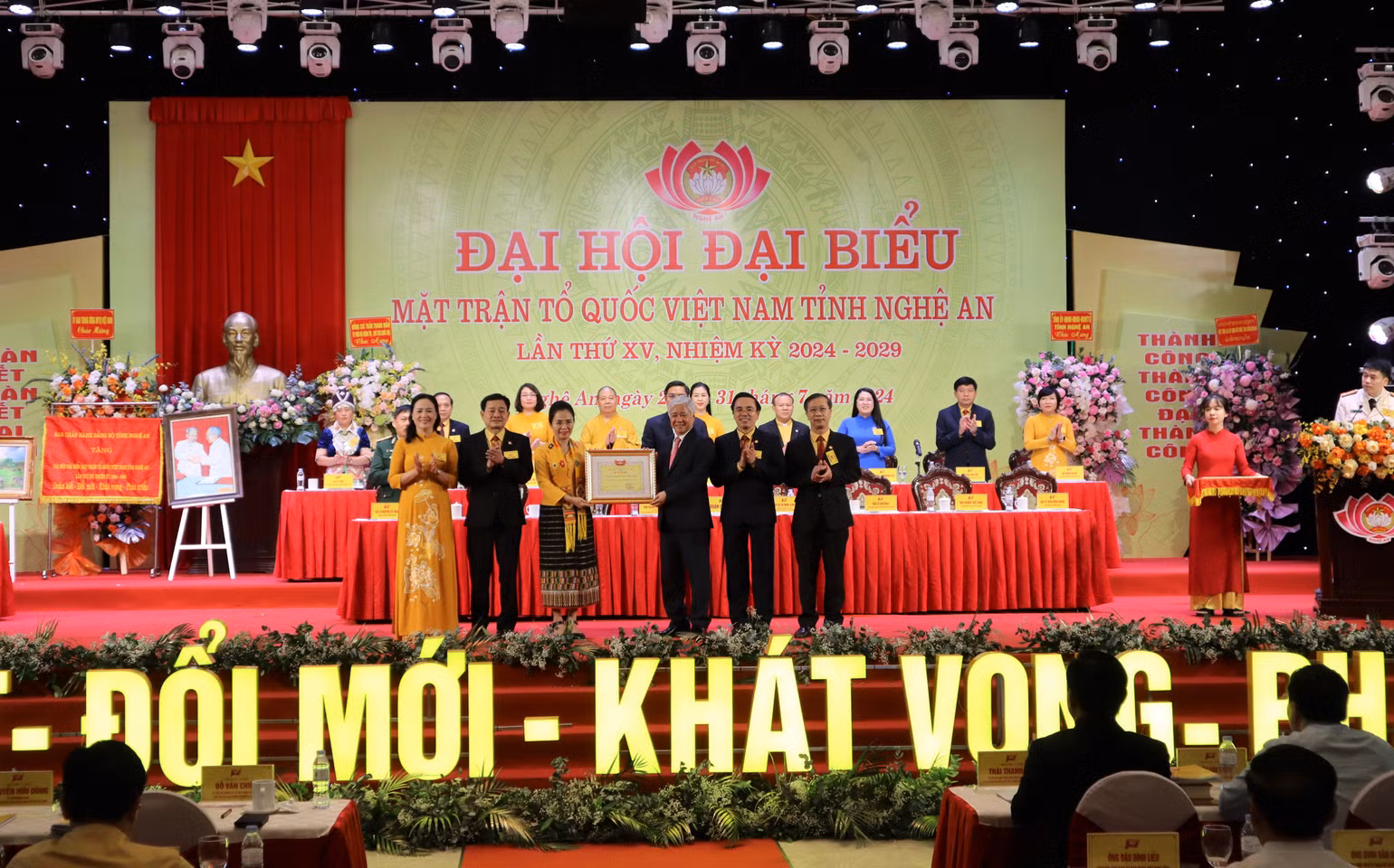 Đồng chí Đỗ Văn Chiến, Ủy viên Bộ Chính trị, Bí thư Trung ương Đảng, Chủ tịch Ủy ban Trung ương Mặt trận Tổ quốc Việt Nam tặng Bằng khen cho tập thể Ban Thường vụ Ủy ban Mặt trận Tổ quốc Việt Nam tỉnh Nghệ An.