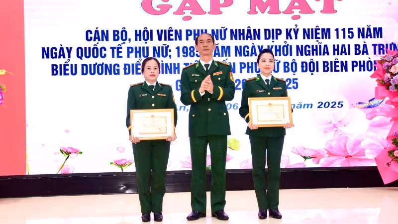 Đại tá Lê Như Cương, Bí thư Đảng ủy, Chính ủy Bộ đội Biên phòng tỉnh Nghệ An tặng thưởng cho 2 tập thể có nhiều thành tích.