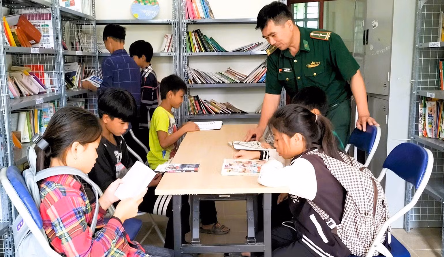 Ở mô hình “Đồng hành cùng ký túc xá vùng biên”, các học sinh sẽ được duy trì chế độ sinh hoạt theo nền nếp quân đội, dưới dự hướng dẫn của cán bộ tổ công tác Đồn Biên phòng.