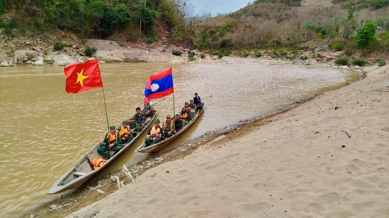 Ngày 16 và 17/3, Đồn Biên phòng Keng Đu, Bộ đội Biên phòng tỉnh Nghệ An và dân quân địa phương cùng Đại đội Biên phòng 223, Bộ Chỉ huy quân sự tỉnh Xiêng Khoảng (Lào) phối hợp tổ chức tuần tra song phương đoạn biên giới hai đơn vị phụ trách. Ngày 16 và 17/3, Đồn Biên phòng Keng Đu, Bộ đội Biên phòng tỉnh Nghệ An và dân quân địa phương cùng Đại đội Biên phòng 223, Bộ Chỉ huy quân sự tỉnh Xiêng Khoảng (Lào) phối hợp tổ chức tuần tra song phương đoạn biên giới hai đơn vị phụ trách.
