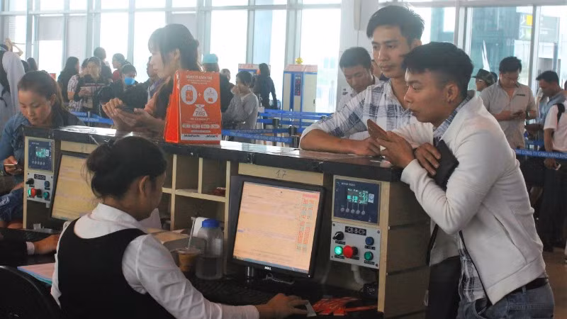 Hành khách làm thủ tục check-in tại sân bay Vinh.